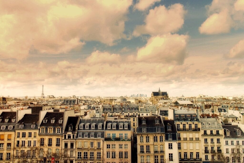 un appartement à Paris